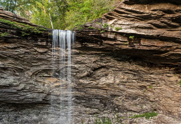 Cascade à Ozone Falls dans le Tennessee montrant la lèvre de la gorge — Photo