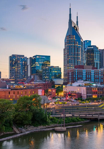 Skyline von Nashville mit Fokus auf den Broadway am Abend — Stockfoto