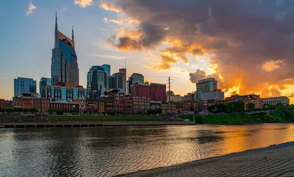 Skyline von Nashville in Tennessee bei dramatischem Sonnenuntergang über dem Fluss Stockbild