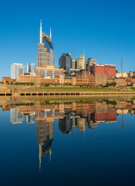 Cumberland Nehri ile Tennessee 'de Nashville' in silüeti