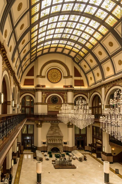 Reloj histórico y locomotora de vapor en la restaurada Union Station en Nashville, Tennessee — Foto de Stock