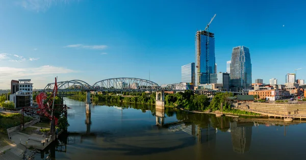 Luchtfoto van John Seigenthaler voetgangersbrug of Shelby straat kruising in Nashville — Stockfoto