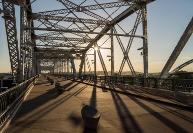 John Seigenthaler yaya köprüsü ya da Shelby caddesi Nashville 'de gün doğumunda kesişiyor.