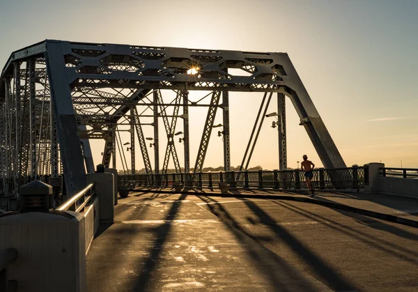 Runner on John Seigenthaler pedestrian bridge or Shelby street crossing at sunrise in Nashville — Stock Photo, Image