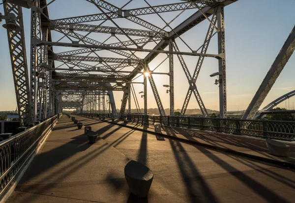 John Seigenthaler Fußgängerbrücke oder Shelby Street Querung bei Sonnenaufgang in Nashville — Stockfoto