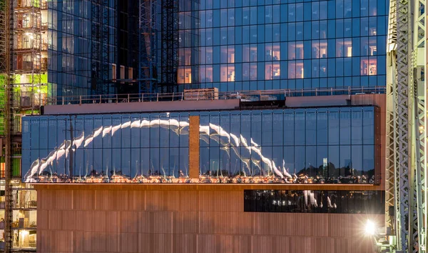 Reflectie van de Koreaanse Veteranen brug in kantoorgebouwen venster als de schemering valt in Nashville — Stockfoto