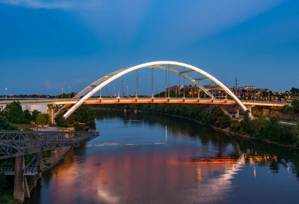 Koreanische Veteranenbrücke überquert den Cumberland River bei Einbruch der Dämmerung in Nashville — Stockfoto