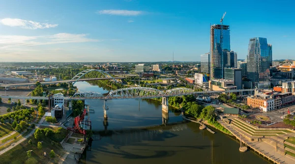 Luchtfoto van John Seigenthaler voetgangersbrug of Shelby straat kruising in Nashville — Stockfoto