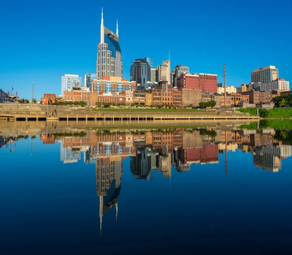 Skyline of Nashville in Tennessey with Cumberland River — стоковое фото
