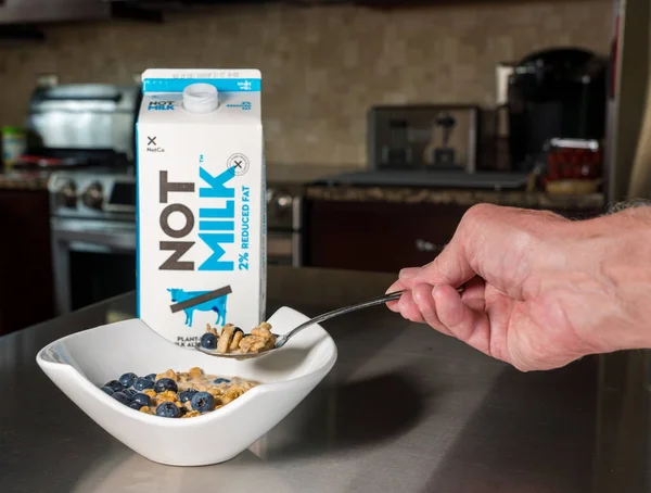 Astuccio di NotMilk latte alternativo da una ciotola per la colazione di cereali — Foto Stock