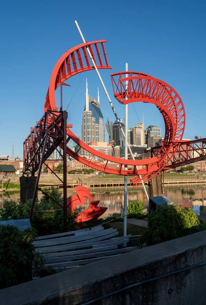 Moderne Skulptur rahmt die Skyline von Nashville Tennessee ein — Stockfoto