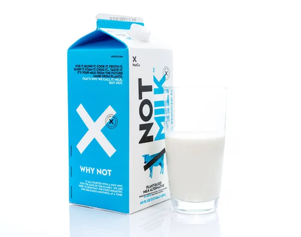 Doosje NotMilk melk alternatief door glazen tuimelaar — Stockfoto