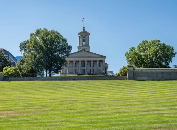 Vista sulla collina fino all'edificio del Campidoglio di Nashville, Tennessee — Foto Stock