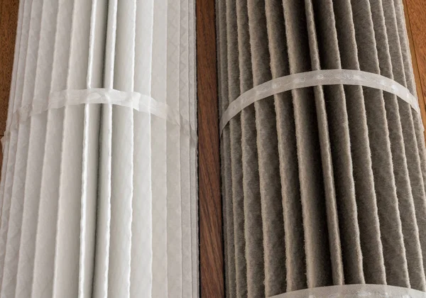 Clean and dirty HVAC filters side by side to illustrate the dfifference — Stock Photo, Image