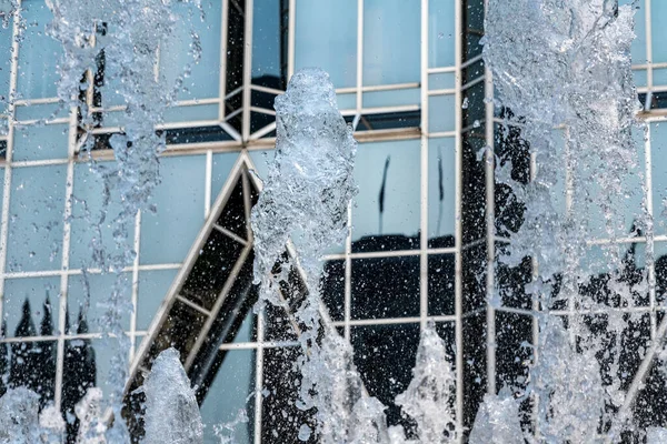 ピッツバーグ中心街の近代的な未来建築による噴水の凍った水 — ストック写真