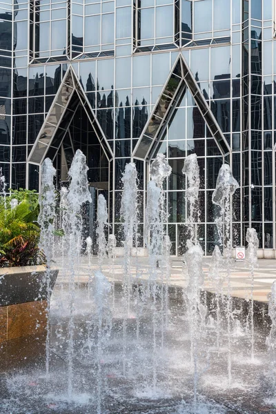 Frozen water of fountain by modern futuristic architecture in downtown Pittsburgh — Stock Photo, Image