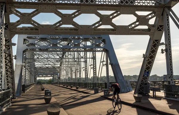 Ciclista em John Seigenthaler ponte pedonal ou Shelby rua cruzamento ao nascer do sol em Nashville — Fotografia de Stock