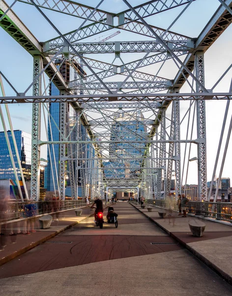 Puente peatonal John Seigenthaler o cruce de la calle Shelby al anochecer en Nashville — Foto de Stock