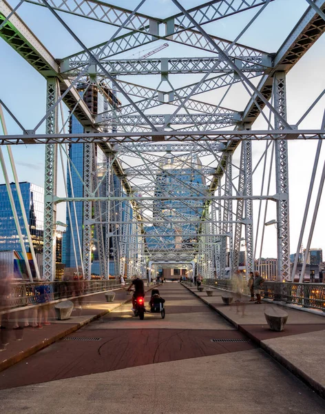 John-Seigenthaler-Fußgängerbrücke oder Shelby-Straßenkreuzung bei Einbruch der Dämmerung in Nashville — Stockfoto