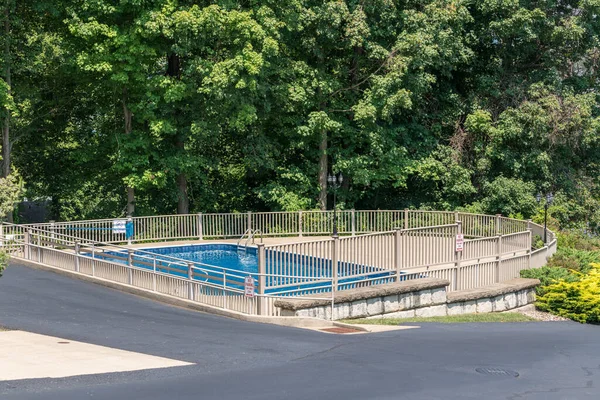 Gemeenschappelijk zwembad in de zomer met niemand die het gebruikt — Stockfoto