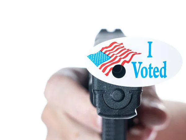 私は投票者の抑圧のための拳銃の穴と今日の選挙運動のボタンに投票しました — ストック写真
