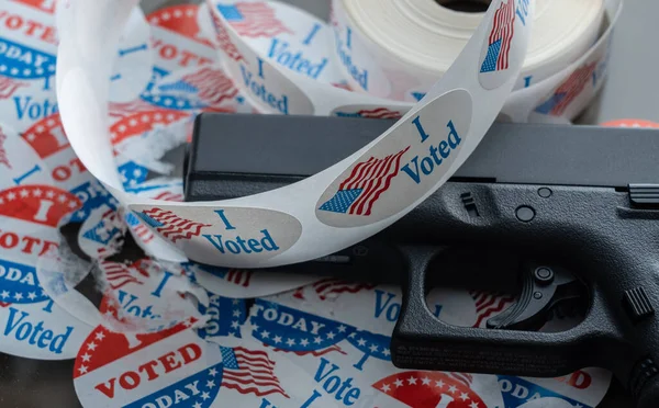 Sokan tépett szavazógombok kézi fegyverrel, mint koncepció a szavazók elnyomására — Stock Fotó
