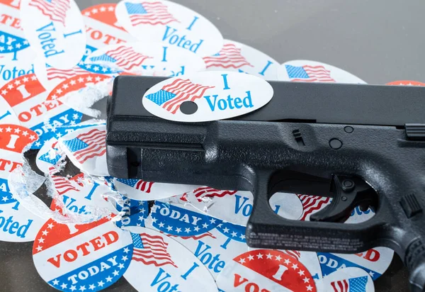 He votado hoy botón de campaña con agujero en la pistola para la supresión de votantes — Foto de Stock