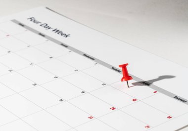 Takvim, hafta içi dört günlük çalışma ve cuma gününün tatil günü olduğunu gösteriyor.