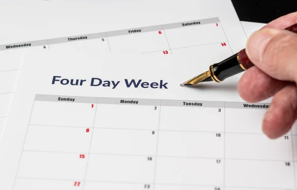 Kalender zeigt eine Vier-Tage-Woche mit Freitag als Urlaubstag — Stockfoto