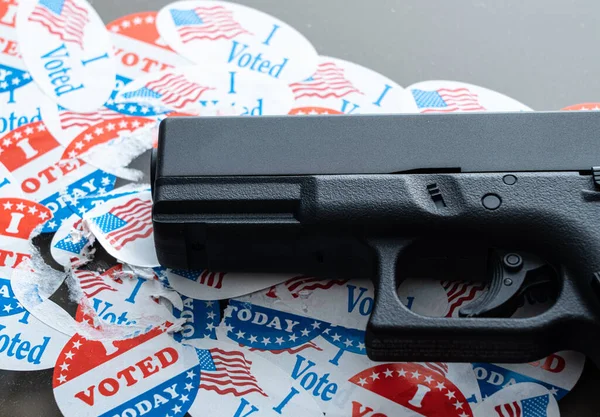 Sokan tépett szavazógombok kézi fegyverrel, mint koncepció a szavazók elnyomására — Stock Fotó
