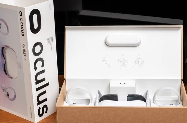 New Oculus Quest 2 128GB VR headset in box from Facebook — стокове фото