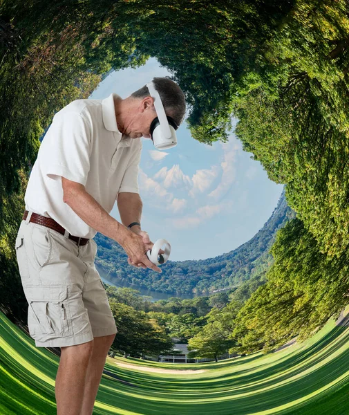 Homem adulto sênior jogando um jogo de golfe em um fone de ouvido VR moderno — Fotografia de Stock