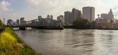 Harrison Riverbank 'ten Newark NJ' nin silüeti.