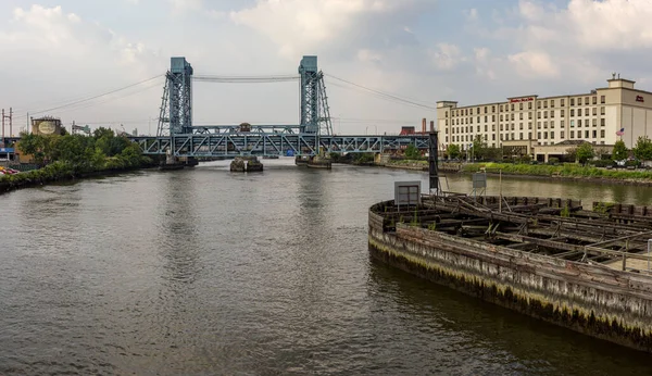 Newark Drawbridge mit der NJ Transit-Eisenbahnlinie über den Passaic River — Stockfoto