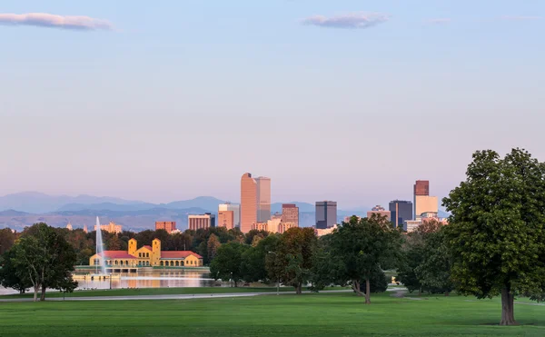 Skyline i denver i gryningen — Stockfoto