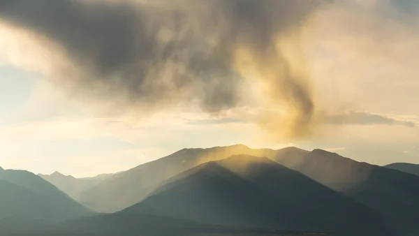 Nuvens incomuns sobre montanhas do Colorado — Fotografia de Stock