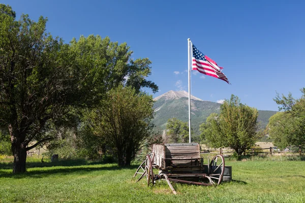 Farmyard and cart by Mt Princeton CO — Stock Photo, Image