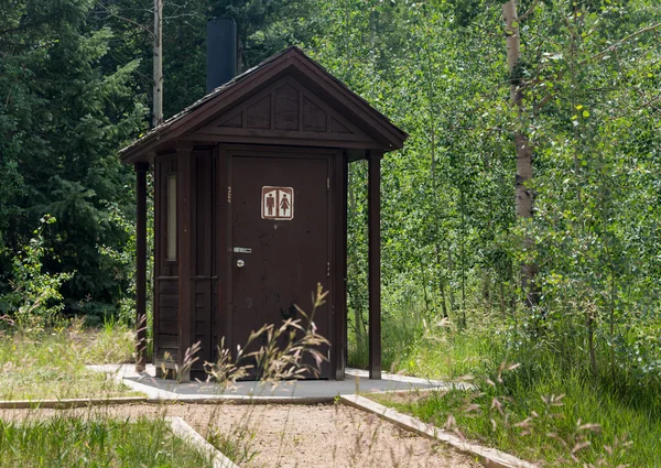 Houten toilet in bos — Stockfoto