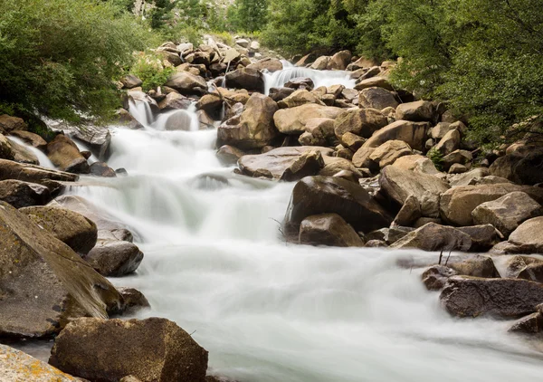 Blurred motion simple shot of mountain river — Stock Photo, Image