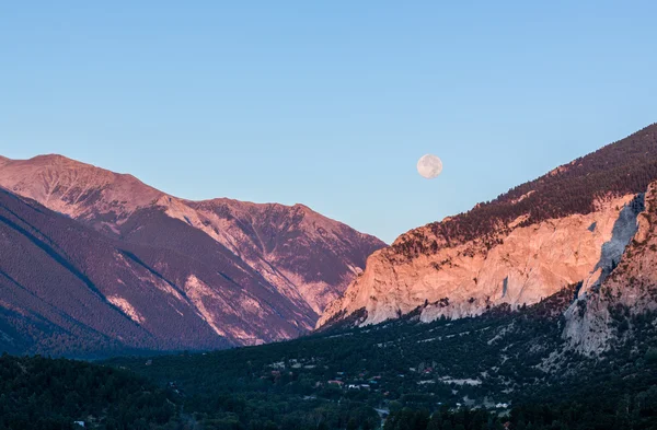 Tebeşir kayalıklarla mt princeton Colorado — Stok fotoğraf