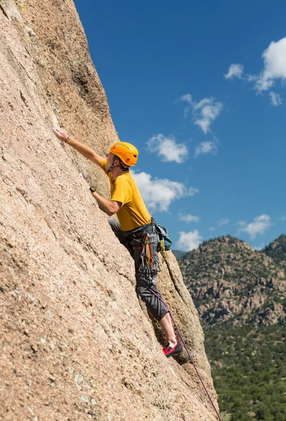 Senior man on steep rock climb in Colorado — Stock Photo, Image