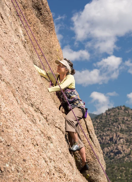 Senior lady on steep rock climb in Colorado — Stock Photo, Image