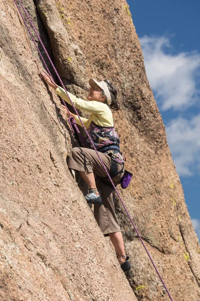 Senior lady on steep rock climb in Colorado — Stock Photo, Image