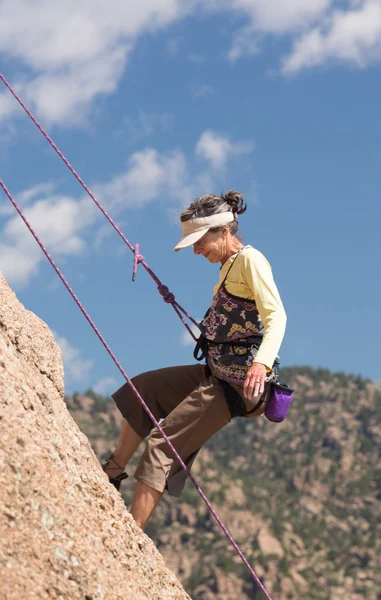 Senior lady on steep rock climb in Colorado — Stock Photo, Image