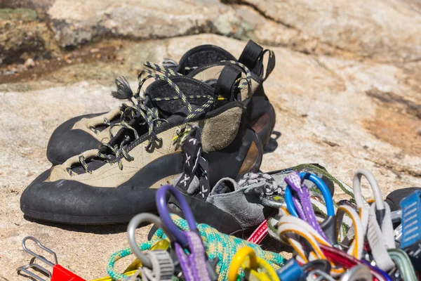 Close up of rubber climbing shoe on rock — Stock Photo, Image
