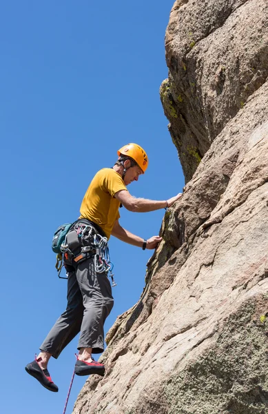 Senior man on steep rock climb in Colorado — Stock Photo, Image