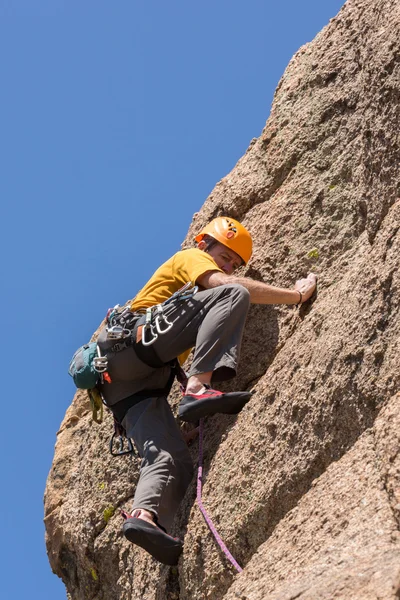 Senior man on steep rock climb in Colorado — Stock Photo, Image