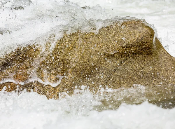 Afiado tiro simples de água sobre a rocha — Fotografia de Stock