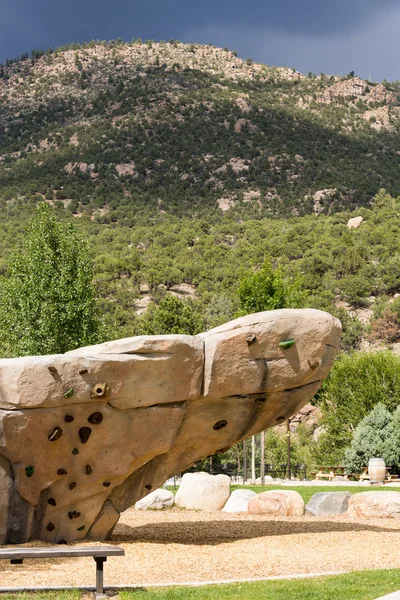 Muro de escalada con montañas en el fondo — Foto de Stock