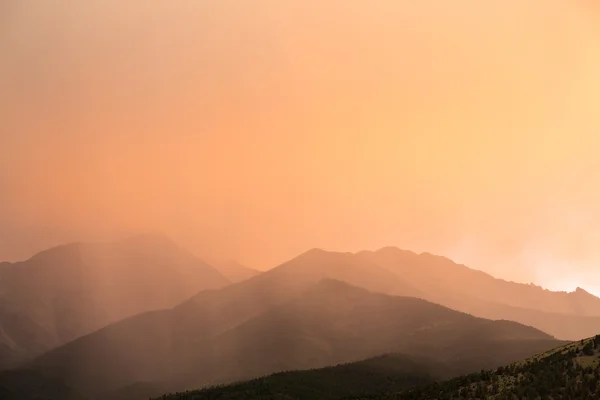 Neobvyklé mračna nad hory v Coloradu — Stock fotografie